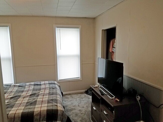 Building Photo - South Side 3 Bedroom House