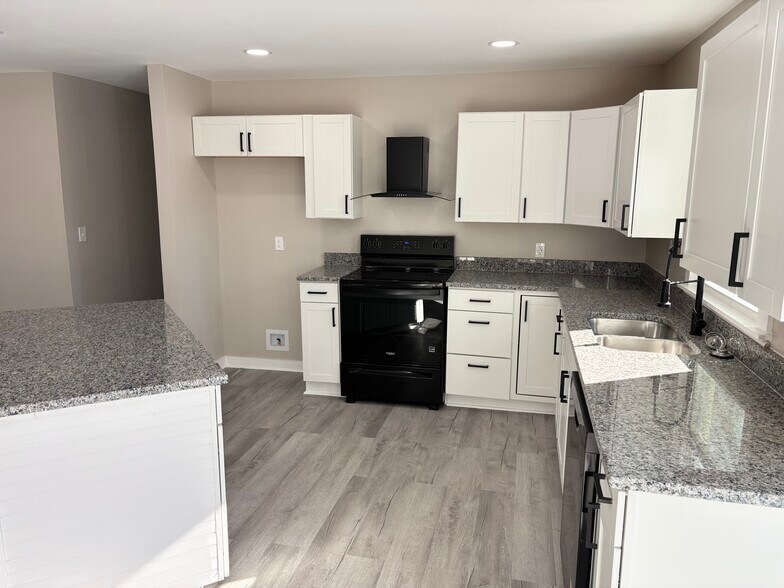 Building Photo - 1136 Chadford Rd