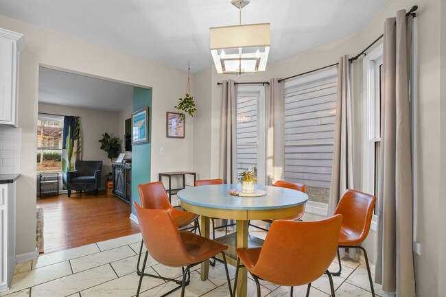 Building Photo - 914 Warren St