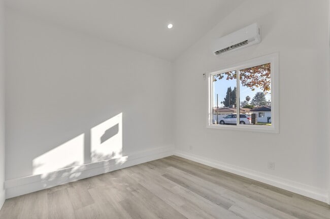 Building Photo - 14753 Hartland St