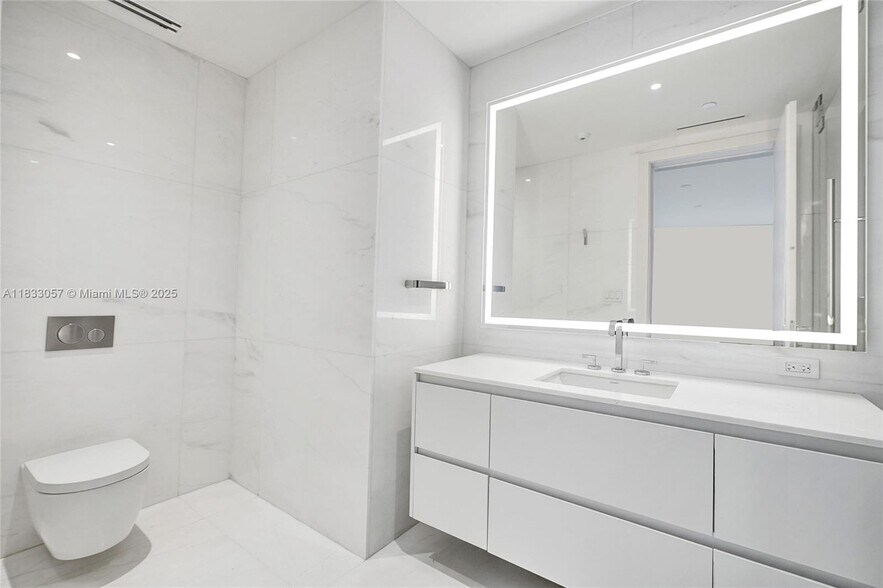 Building Photo - 300 Biscayne Boulevard Way