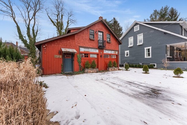 Building Photo - 264 Lake St