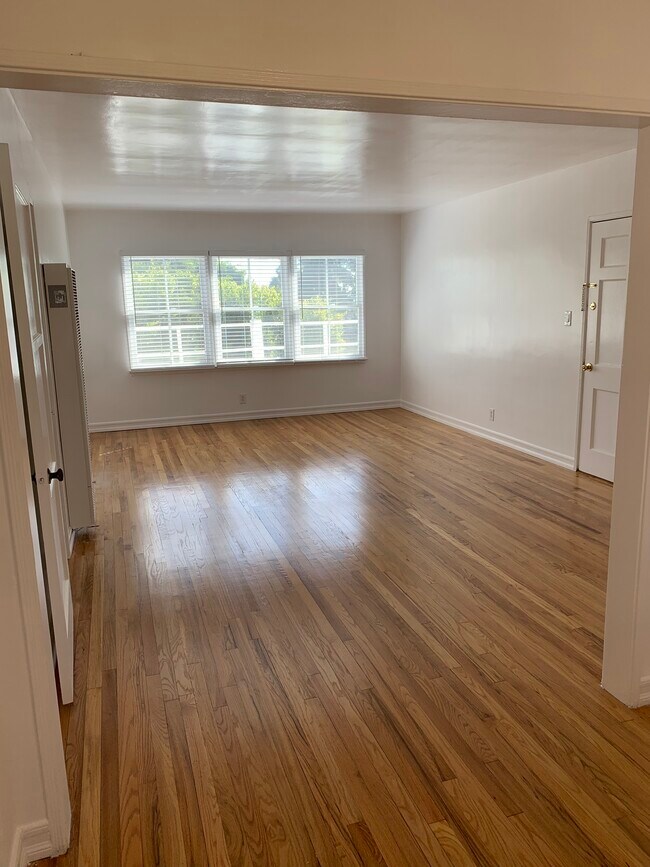 Living room - 3121 Arizona Ave