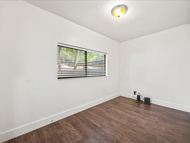 Building Photo - Spacious 3-Bedroom Home Near Medical Cente...