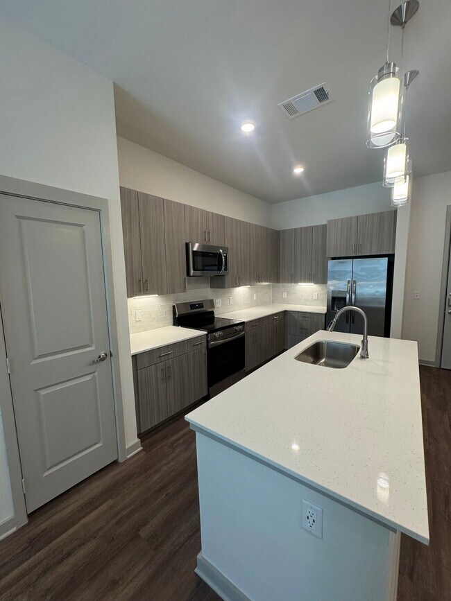 Building Photo - 1000 Persimmon Dr