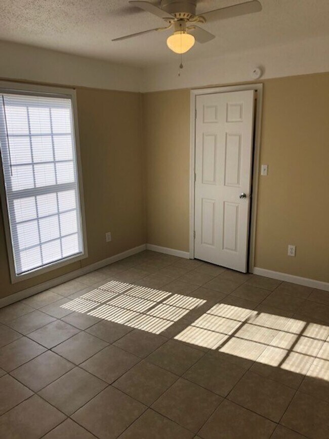 Building Photo - Renovated 2 Bedroom 1 Bath Apartment for Rent!
