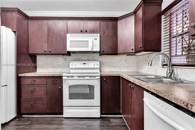 Building Photo - 13715 Kendale Lakes Cir