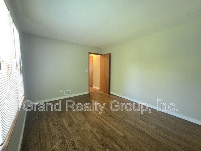 Building Photo - 1565 Old Barn Cir