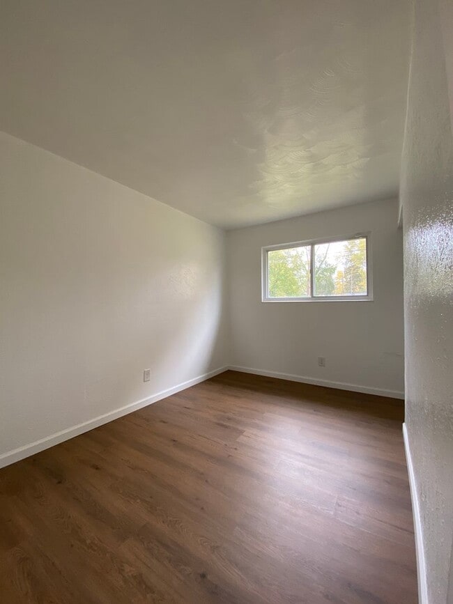 Building Photo - LIMITED TIME SPECIAL 1ST MONTH RENT FREE - 3 Bedroom Single Family Home in Elkhart!