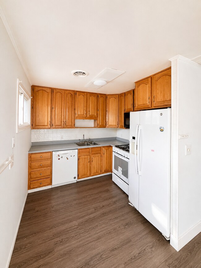 Building Photo - 220 Sherwood Dr