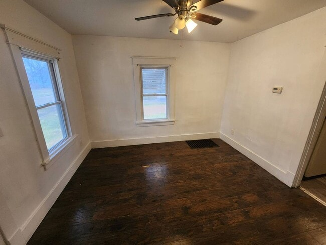 Building Photo - Charming 3-Bedroom Property in Prime Location