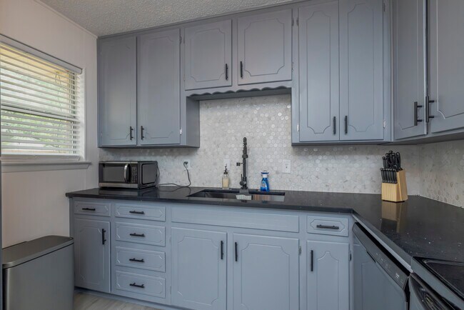 Building Photo - 1704 Kynette Dr