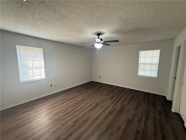 Building Photo - 1513 Deerwood Dr E