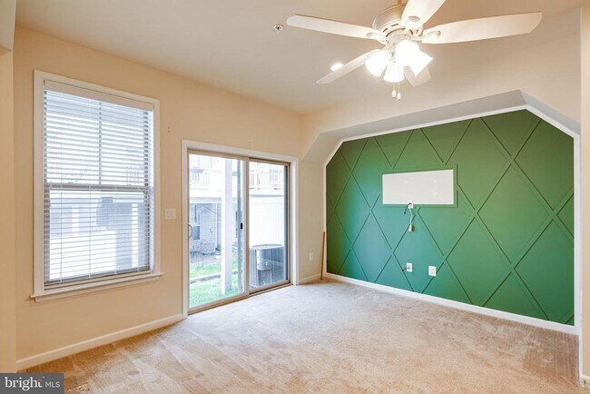 Building Photo - 833 Jarrett Ln