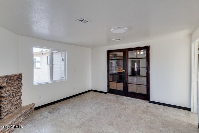 Building Photo - 1320 W 6th St