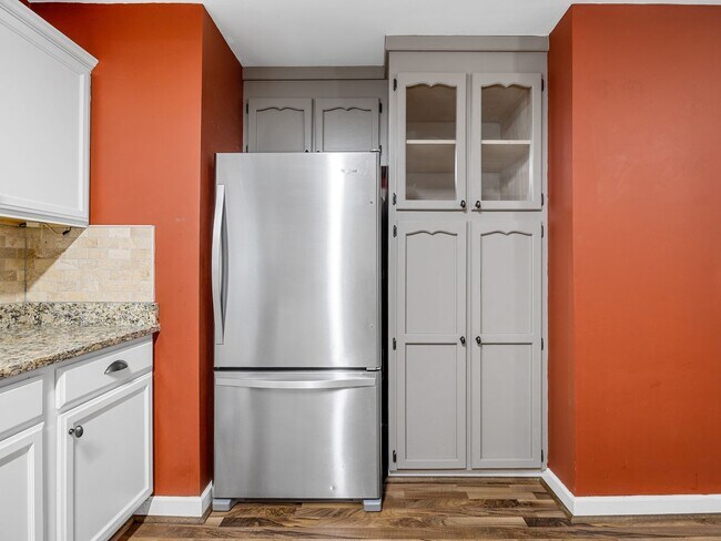 Building Photo - Spacious 2 bedroom 1.5 bathroom home in th...