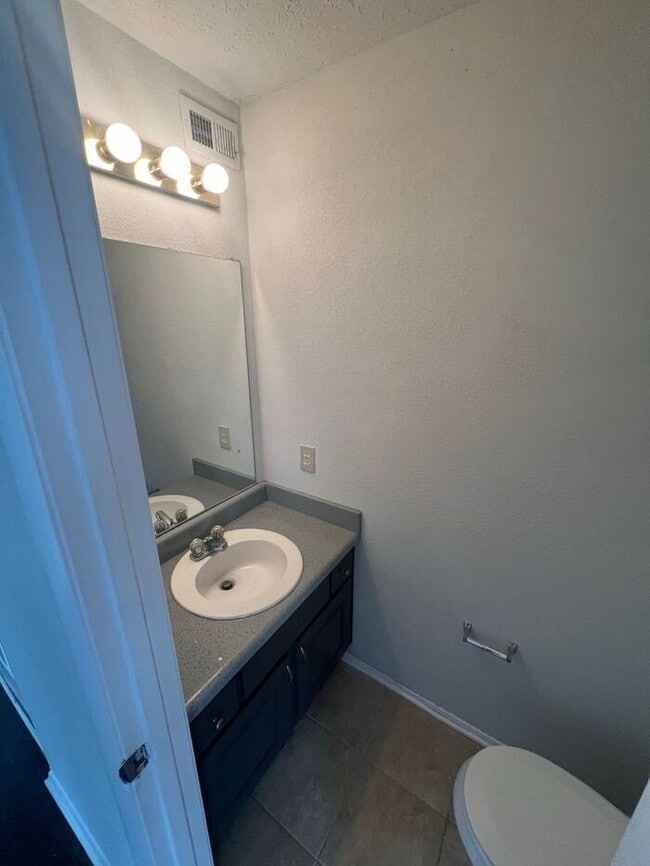 Building Photo - Beautiful 2 bedroom 2.5 bath townhome in Snellville!
