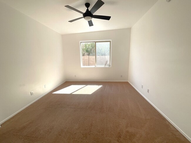 Building Photo - Convenient gated community