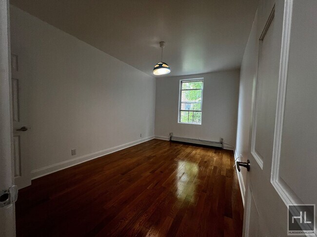 Building Photo - Spacious Fully Renovated 4-Bedroom in Sout...