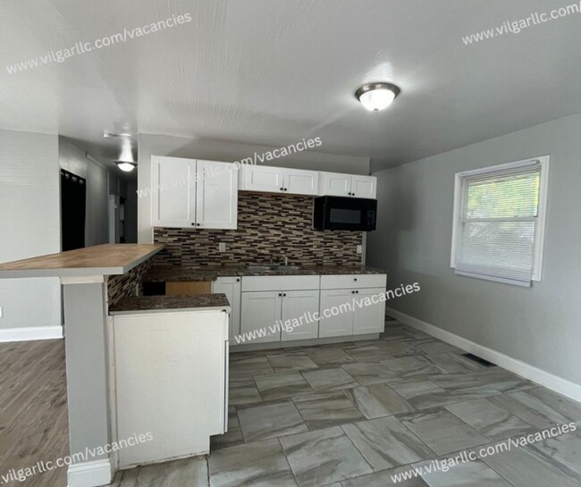 Building Photo - 3 spacious bedrooms, 1 updated bathroom home in Gary, IN