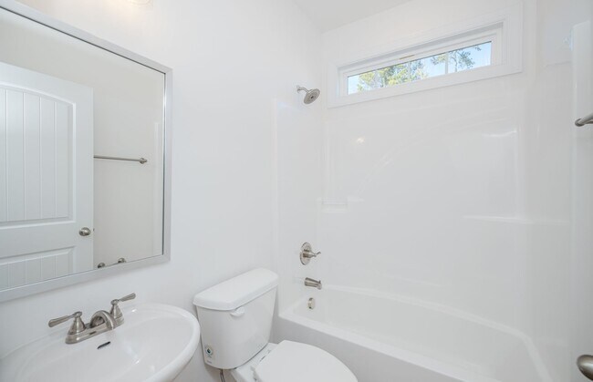 Building Photo - 402 Manly Way