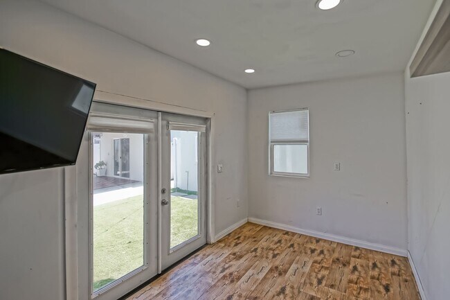 Building Photo - 2621 Mathews Ave