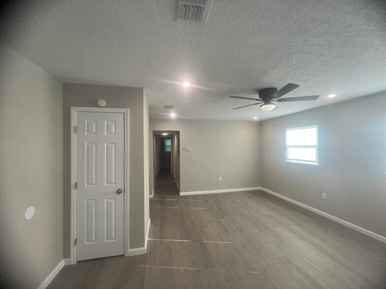 Building Photo - 7205 Eudine Dr S