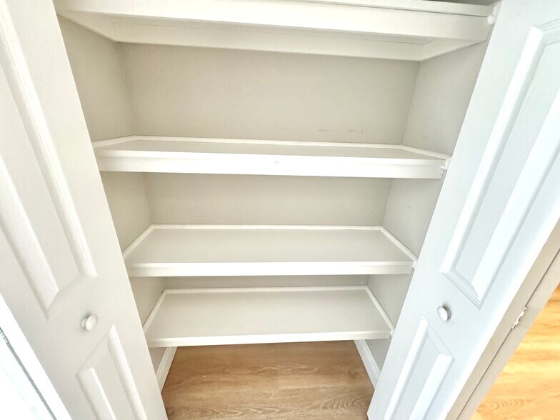 Building Photo - 6054 Amberly Ct