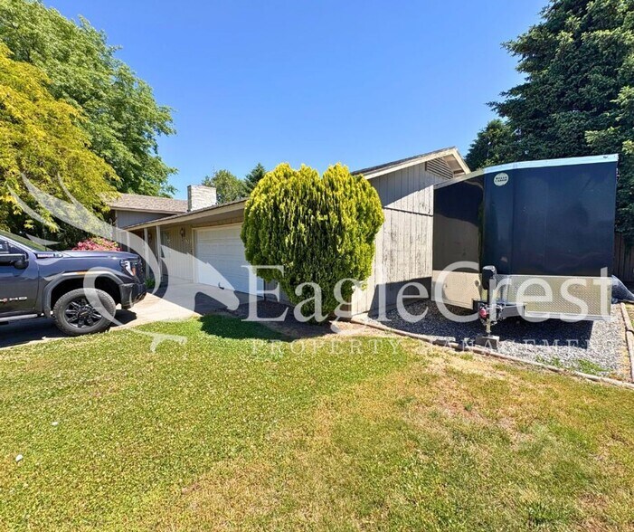 Building Photo - 3 Bedroom 2 Bathroom Single Family Home With Great Outdoor Space!!