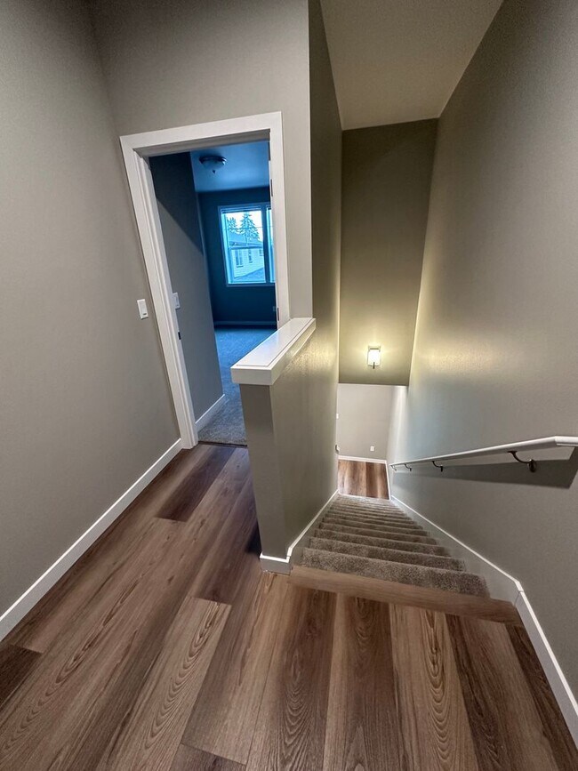 Building Photo - 4 Bedroom / 4 bath New Townhome. Every bedroom is its own Master Suite with your own full bathroo...