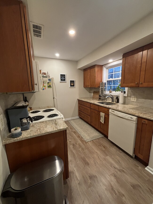 New kitchen with granite countertops - 758 Scotch Way