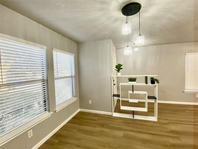 Building Photo - 2411 Glen Field Dr