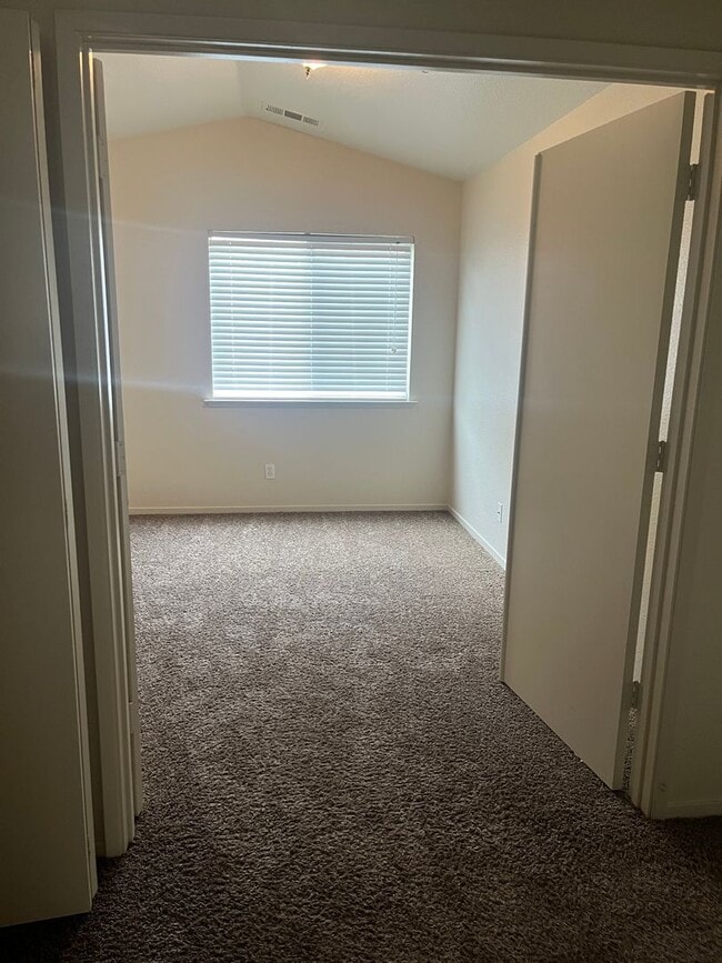 Building Photo - Cute 3 Bedroom 2 bath Home