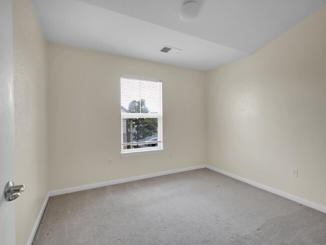 Building Photo - $1,745.95, Gorgeous 2-bed, 2-bath condo located in Aurora.