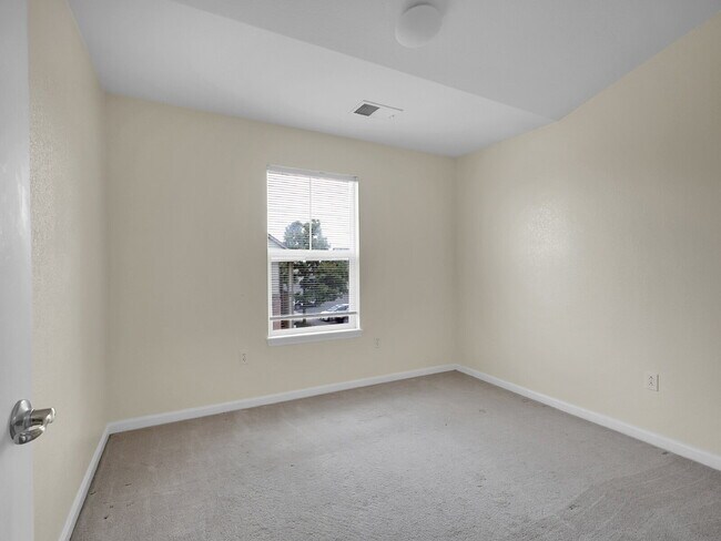 Building Photo - $1,795.95, Gorgeous 2-bed, 2-bath condo located in Aurora.