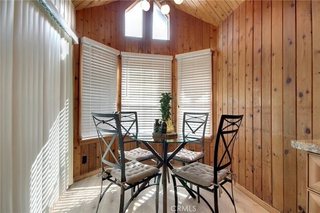 Building Photo - 430 E Country Club Blvd