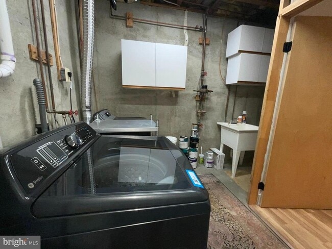 Building Photo - 1027 Travis Ln