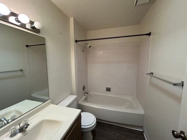 Building Photo - Cute Halfplex in Quiet Neighborhood