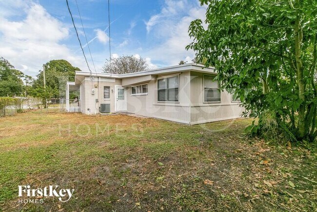 Building Photo - 813 W Highland Dr