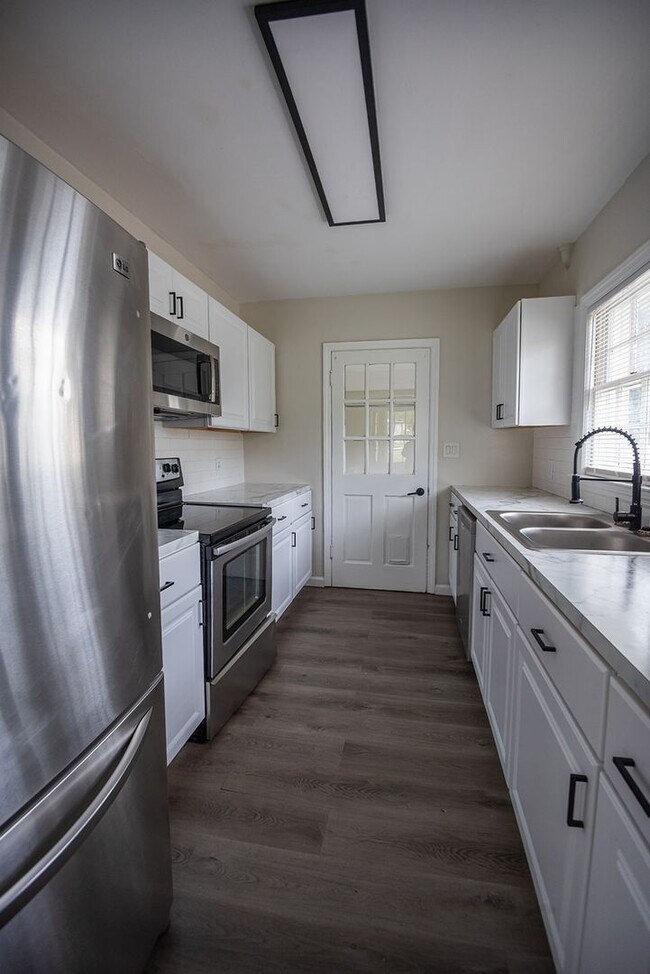 Building Photo - Beautiful home available today!