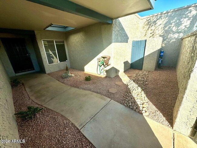 Building Photo - 6108 E Vernon Ave