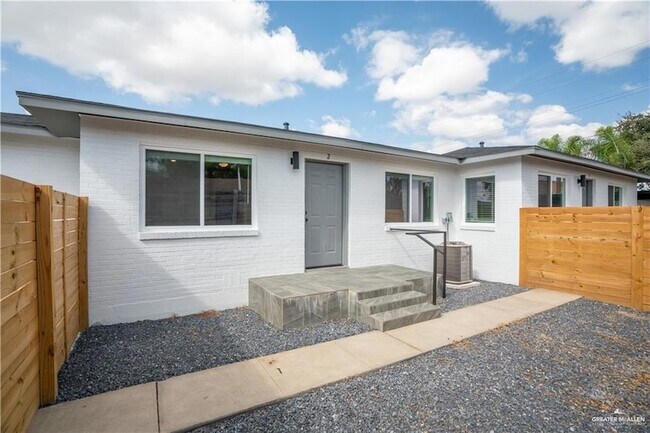 Building Photo - 802 Redwood Ave