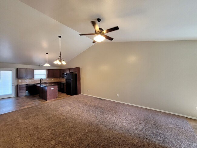 Building Photo - $1575 - 4 bedroom/ 2 bathroom - Gorgeous q...