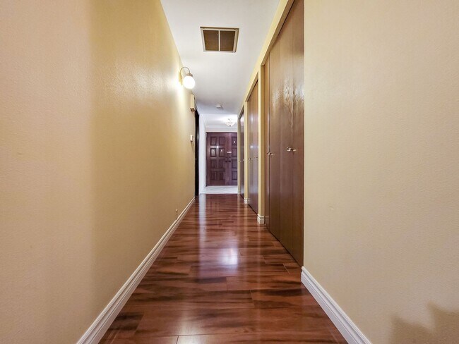 Building Photo - Charming Rambler with Abundant Natural Lig...