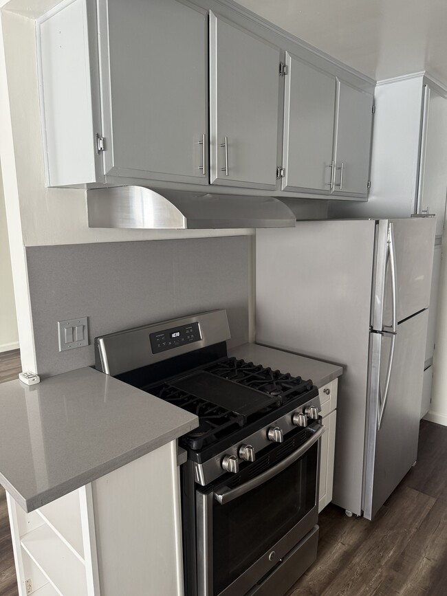 Building Photo - 1031 N Harper Ave