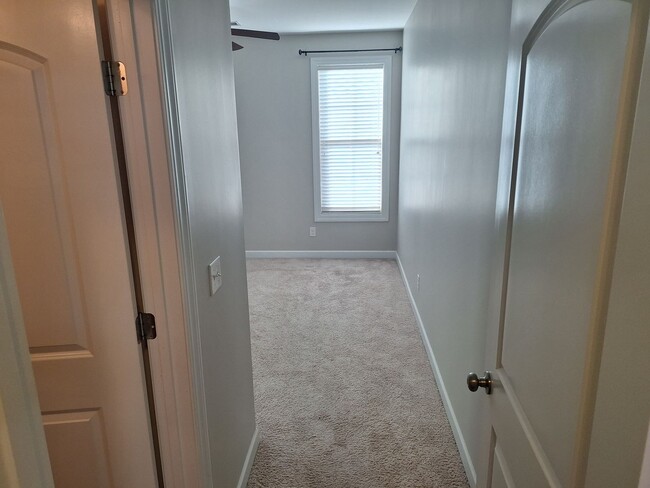 Building Photo - MARCH MOVE IN SPECIAL - $300 off FIRST FUL...