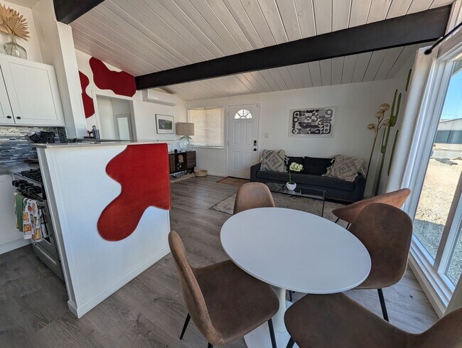 Building Photo - Adorable 2 bedroom 1 bathroom home