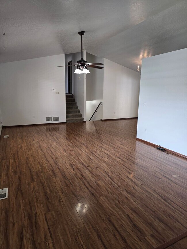 Building Photo - Spacious 4 bedroom 3.5 Bath Home for Rent ...