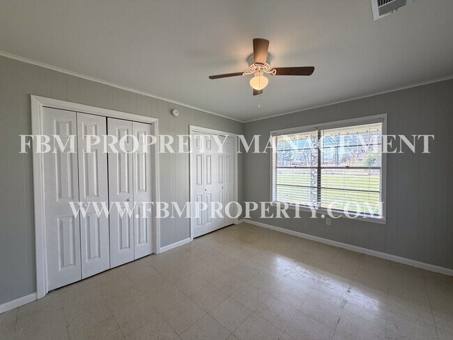 Building Photo - 300 E San Saba Ave