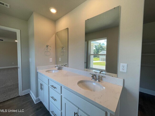Building Photo - Large 4-bedroom home located in the South ...